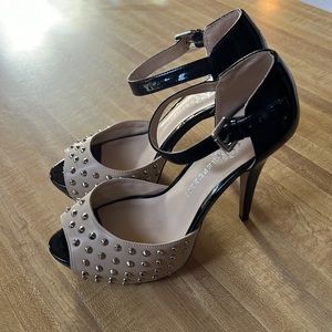 Rock & Republic Black & Tan Studded Platform Heels 8
